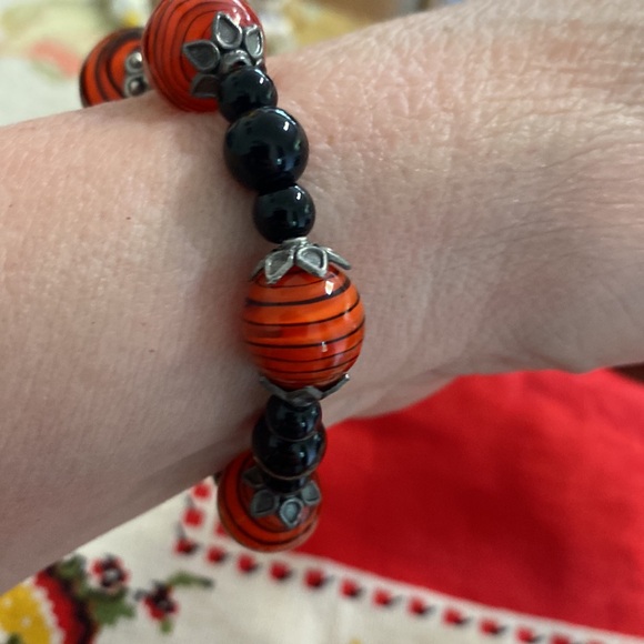 Art Glass Orange And Black Beaded Stretch Bracelet - Picture 3 of 3